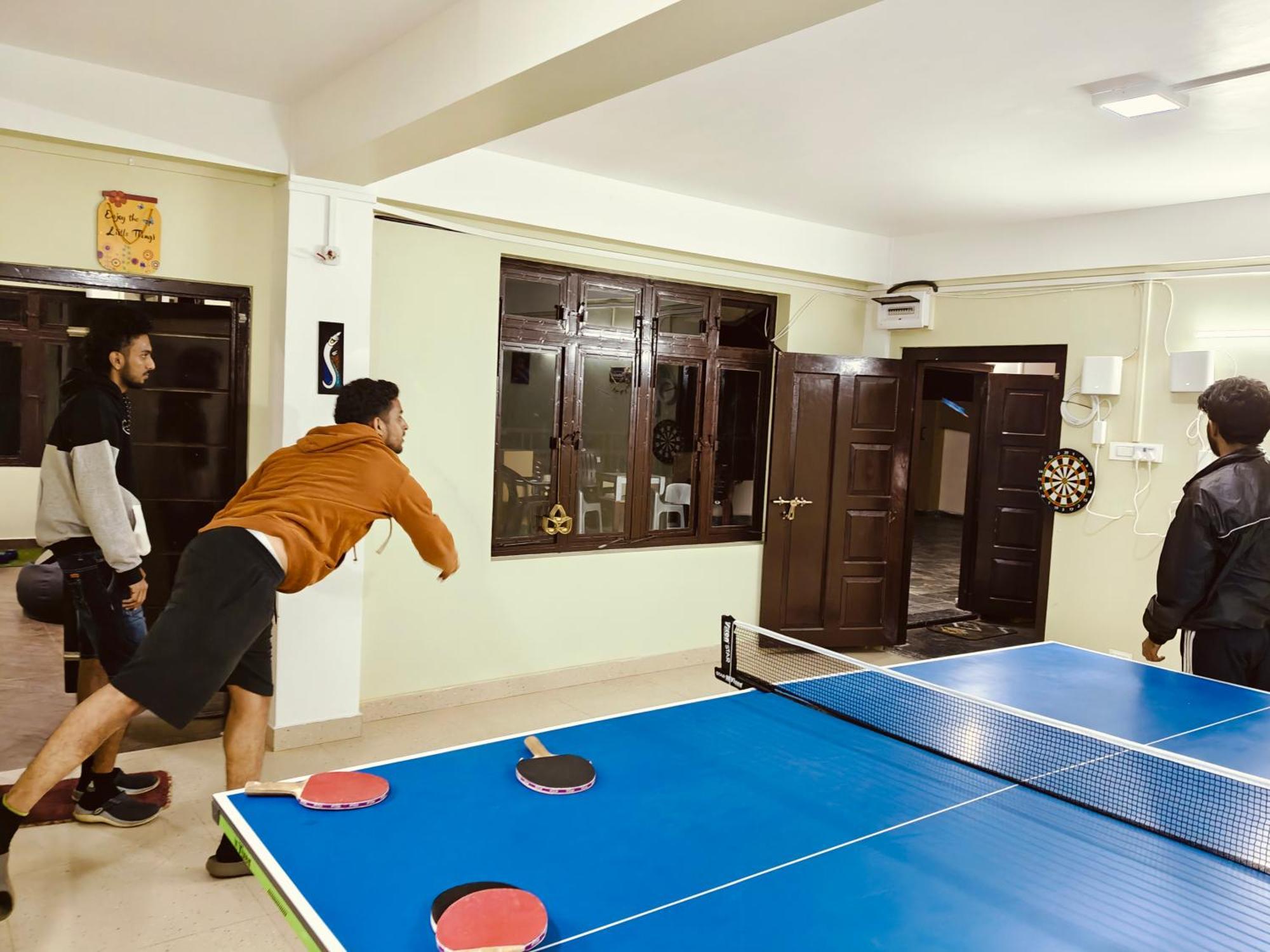 Xtsy Travellers Hostel シロン エクステリア 写真
