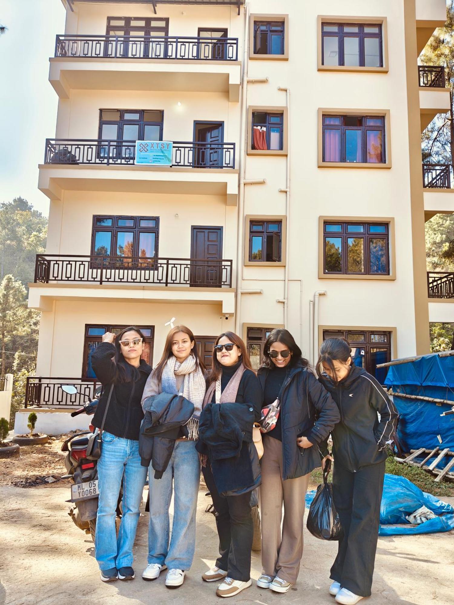 Xtsy Travellers Hostel シロン エクステリア 写真