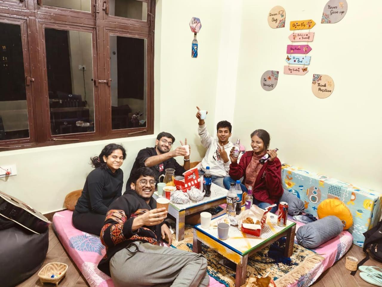 Xtsy Travellers Hostel シロン エクステリア 写真