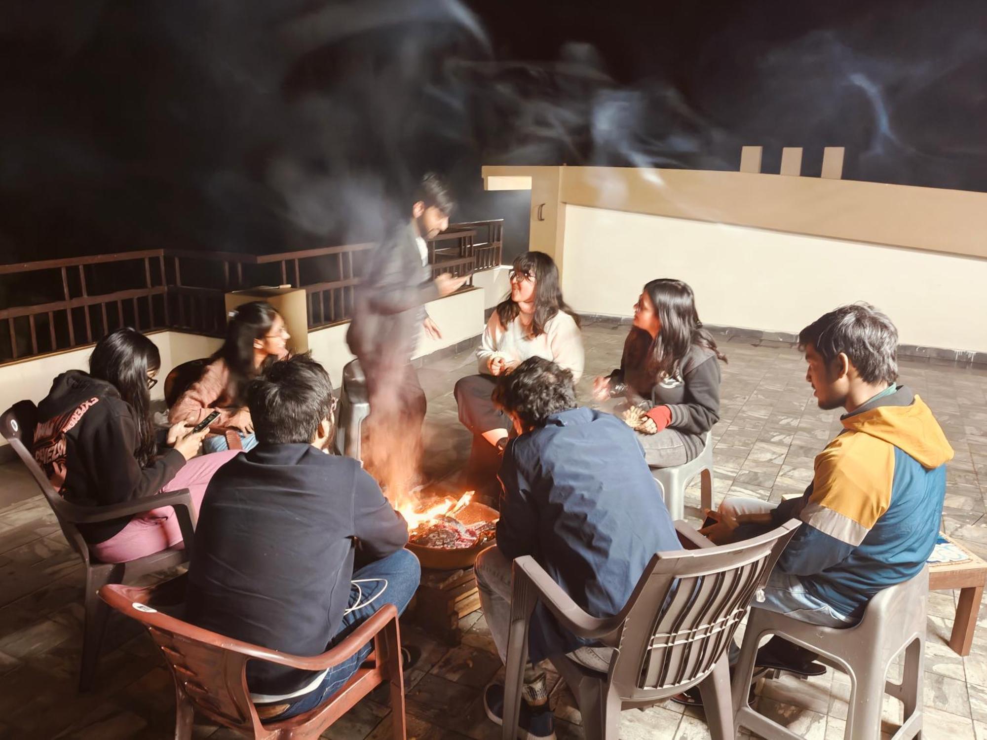 Xtsy Travellers Hostel シロン エクステリア 写真