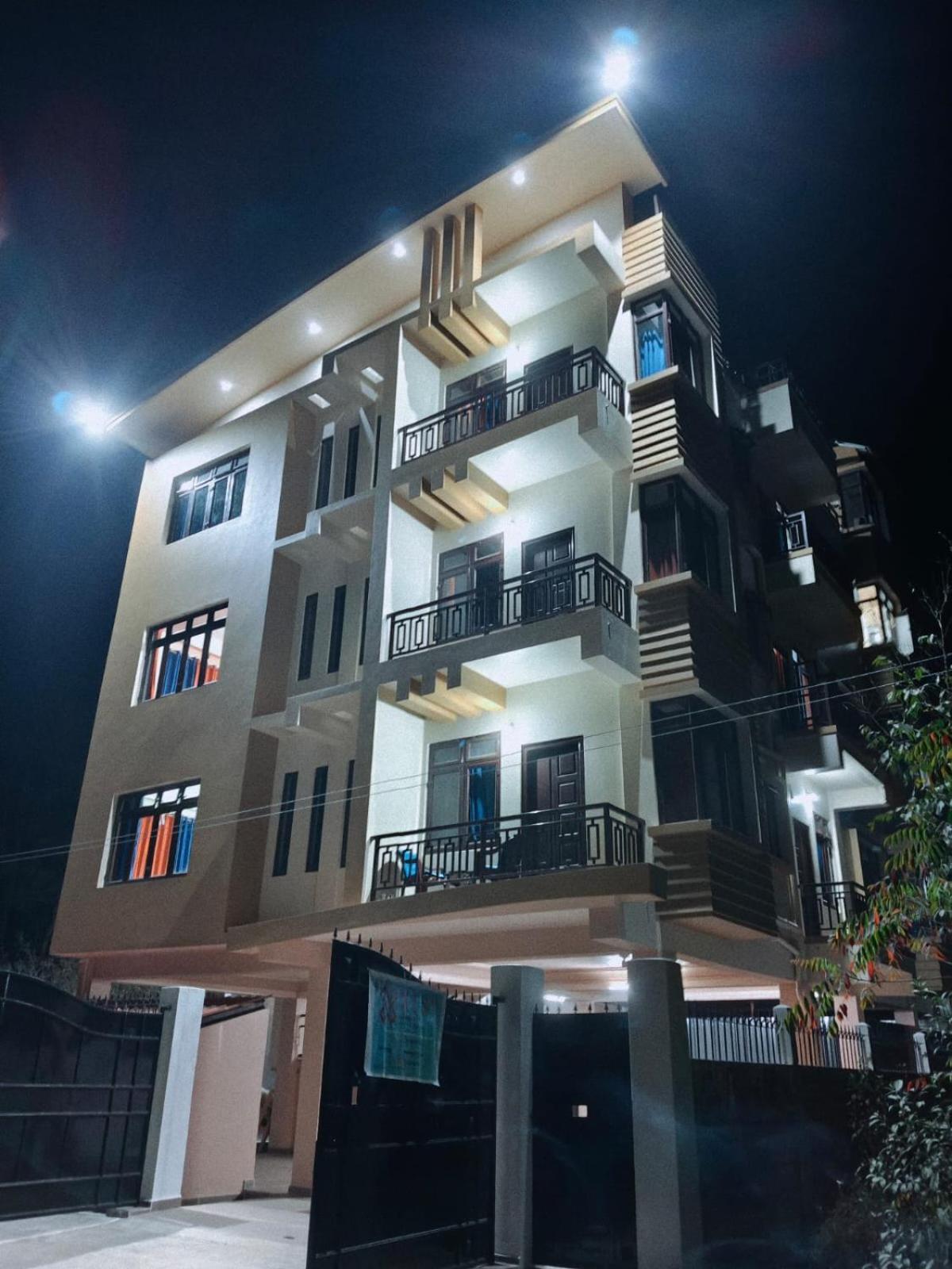 Xtsy Travellers Hostel シロン エクステリア 写真