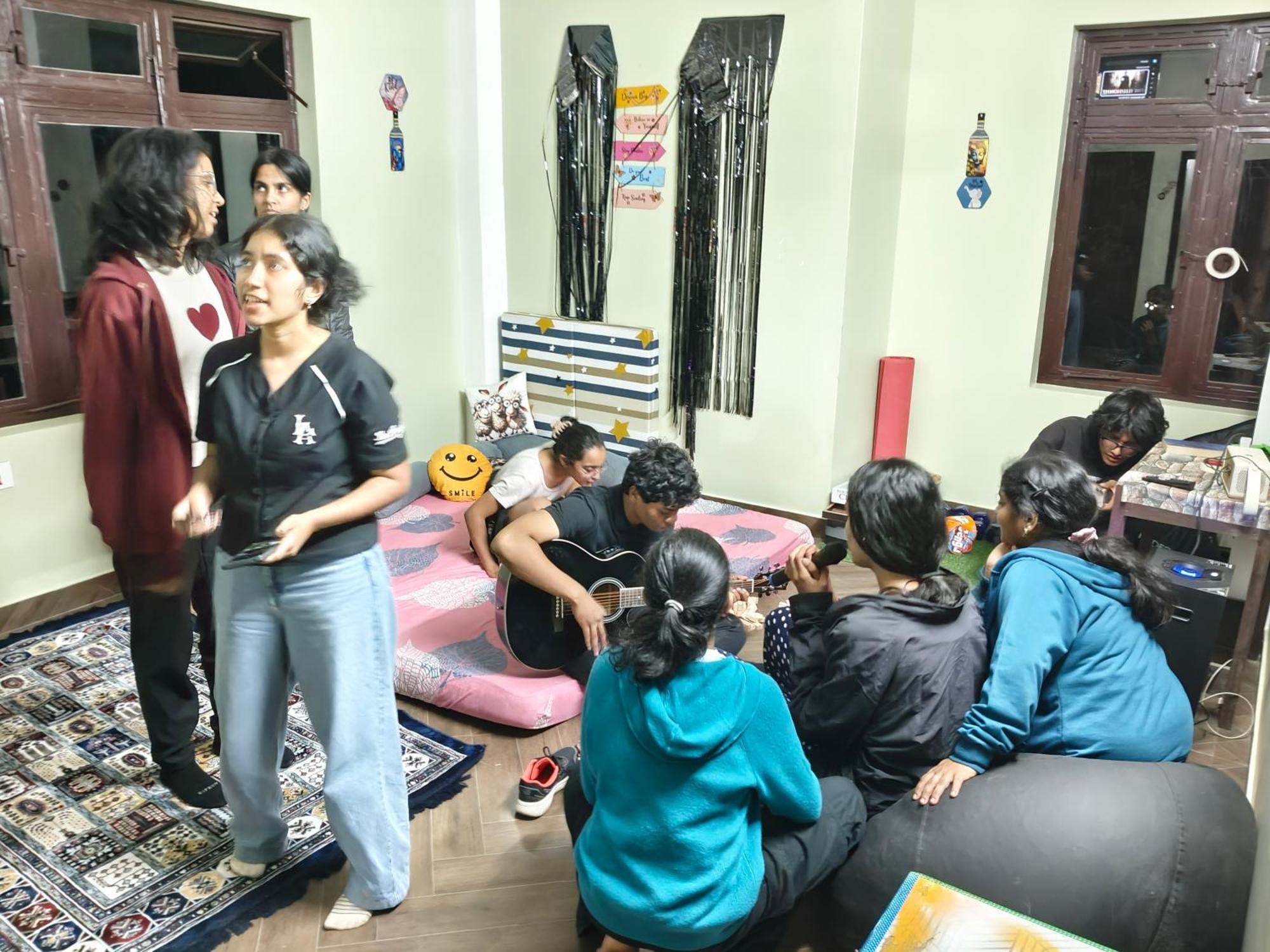 Xtsy Travellers Hostel シロン エクステリア 写真