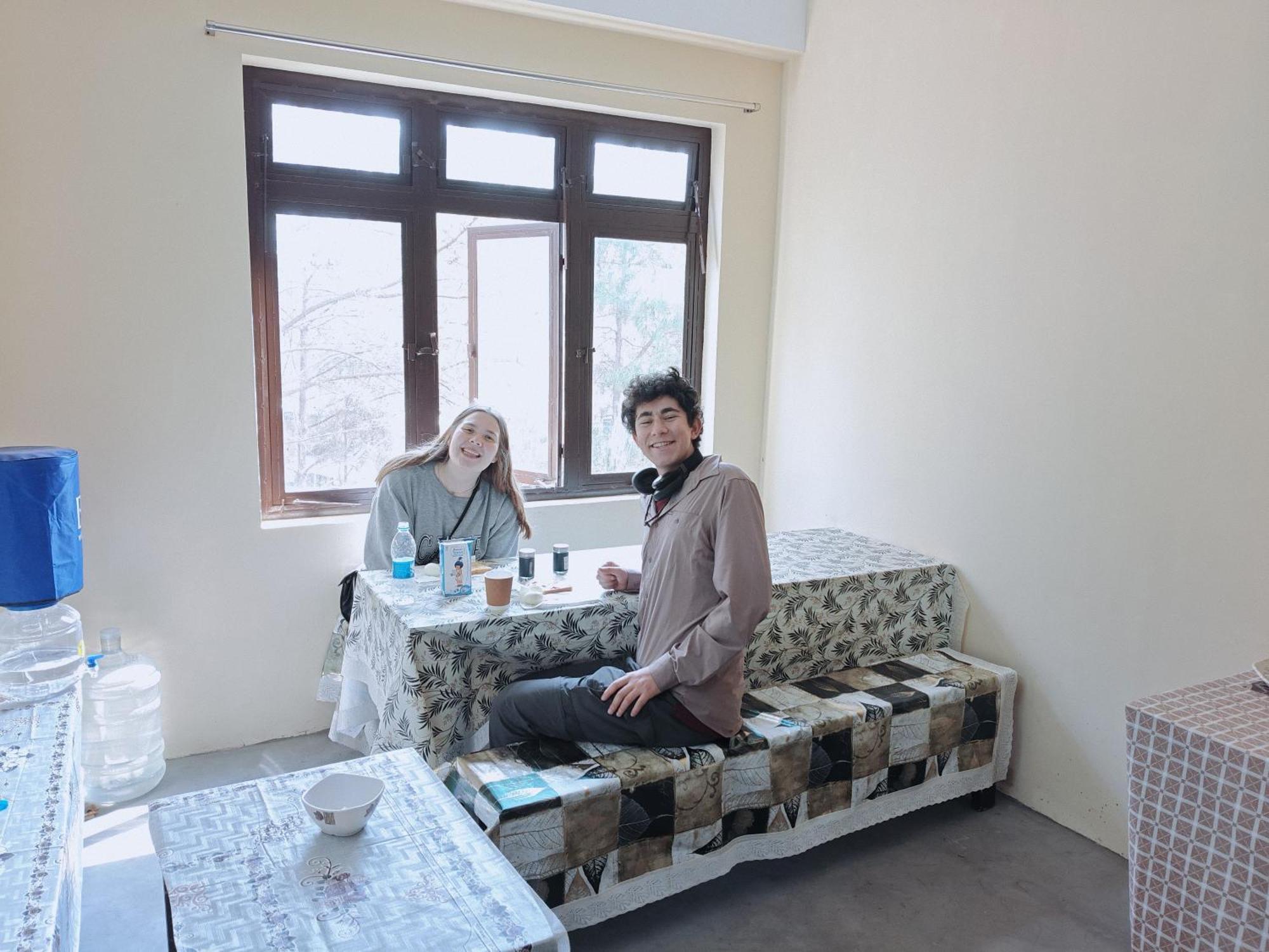 Xtsy Travellers Hostel シロン エクステリア 写真