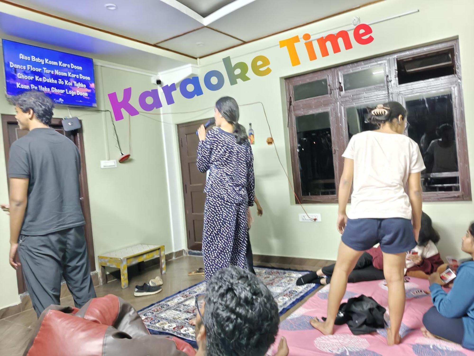 Xtsy Travellers Hostel シロン エクステリア 写真