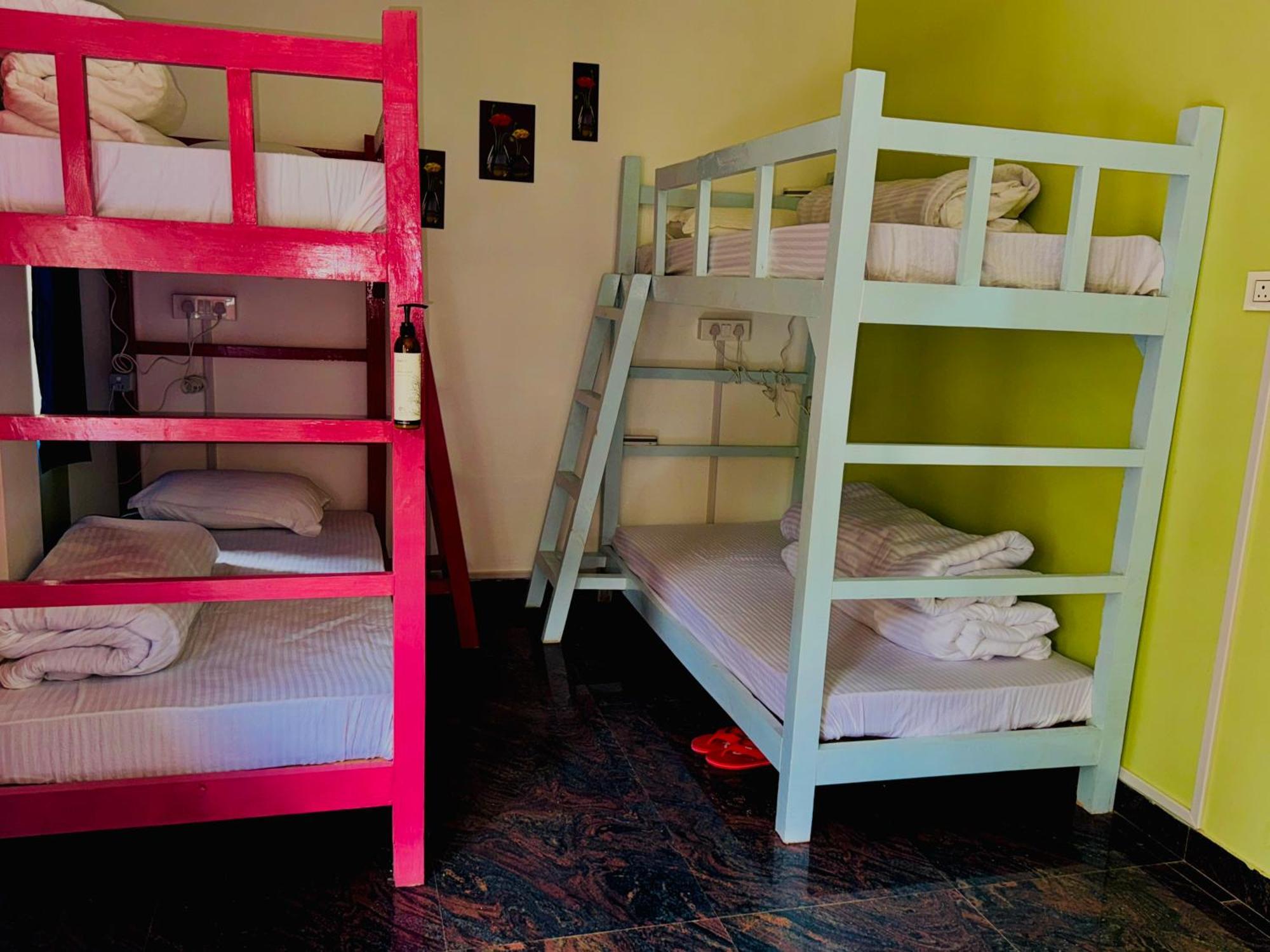 Xtsy Travellers Hostel シロン エクステリア 写真