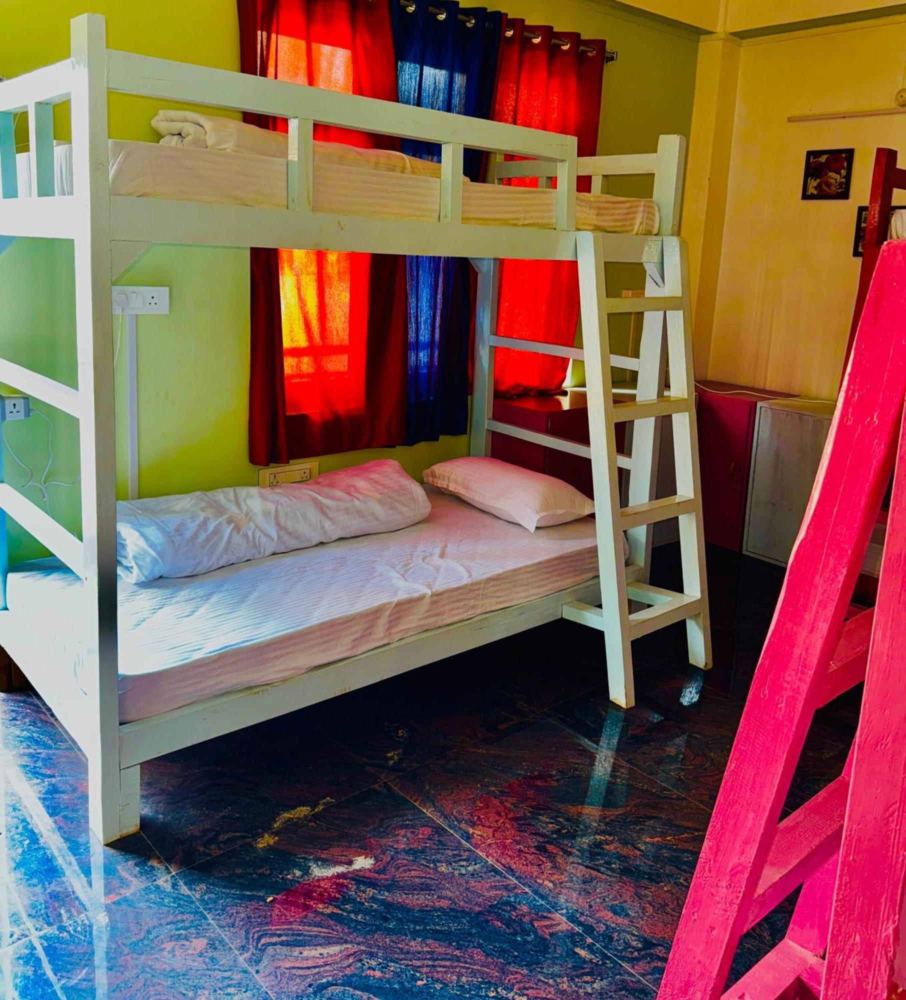 Xtsy Travellers Hostel シロン エクステリア 写真