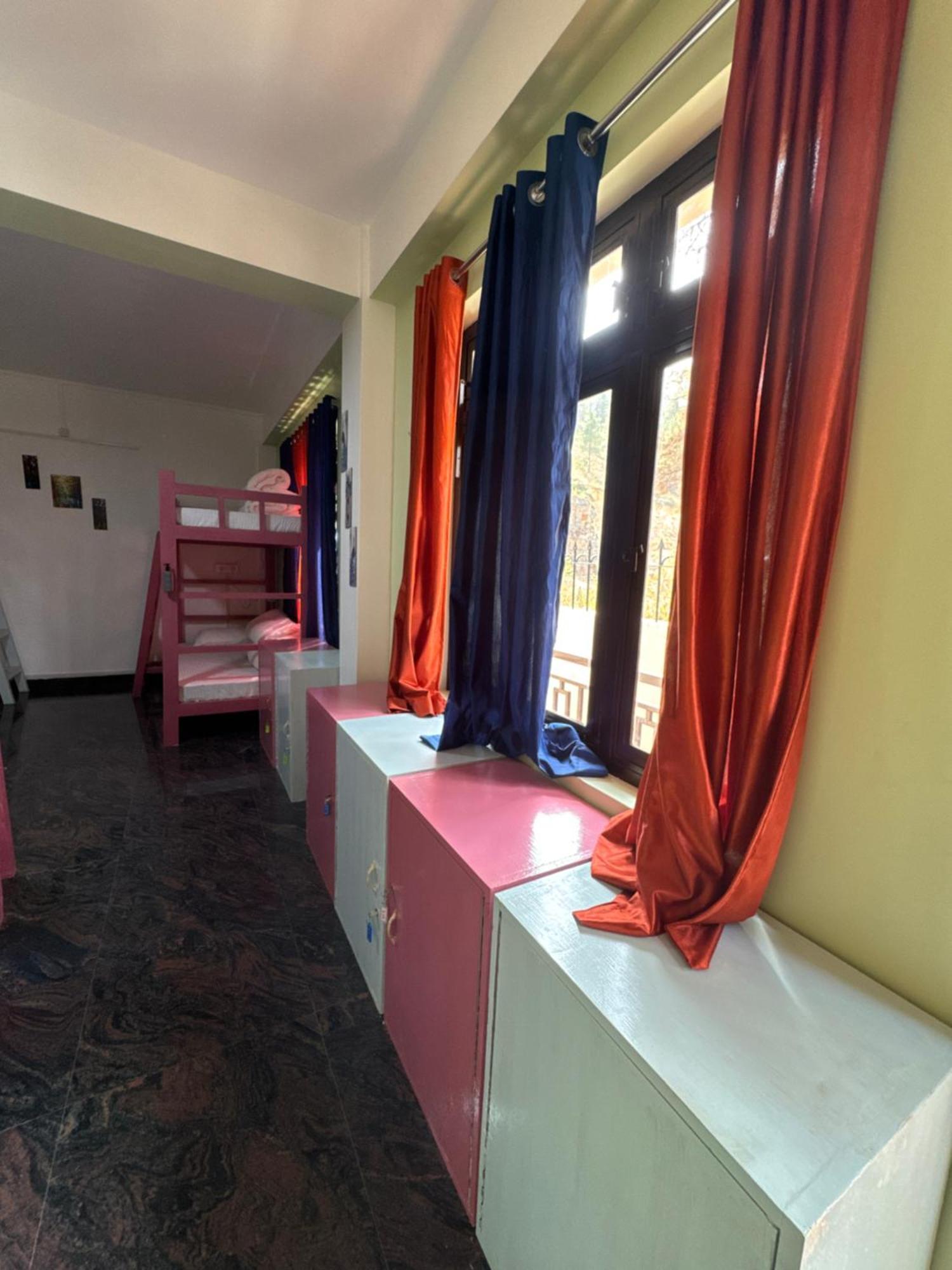 Xtsy Travellers Hostel シロン エクステリア 写真