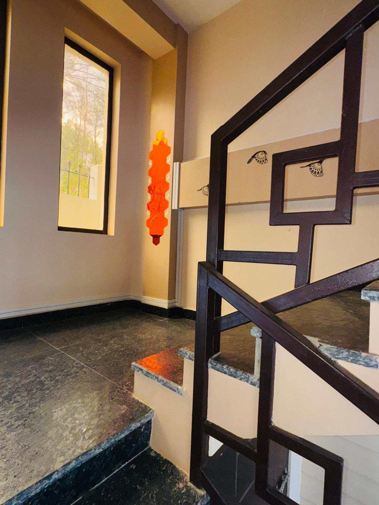 Xtsy Travellers Hostel シロン エクステリア 写真