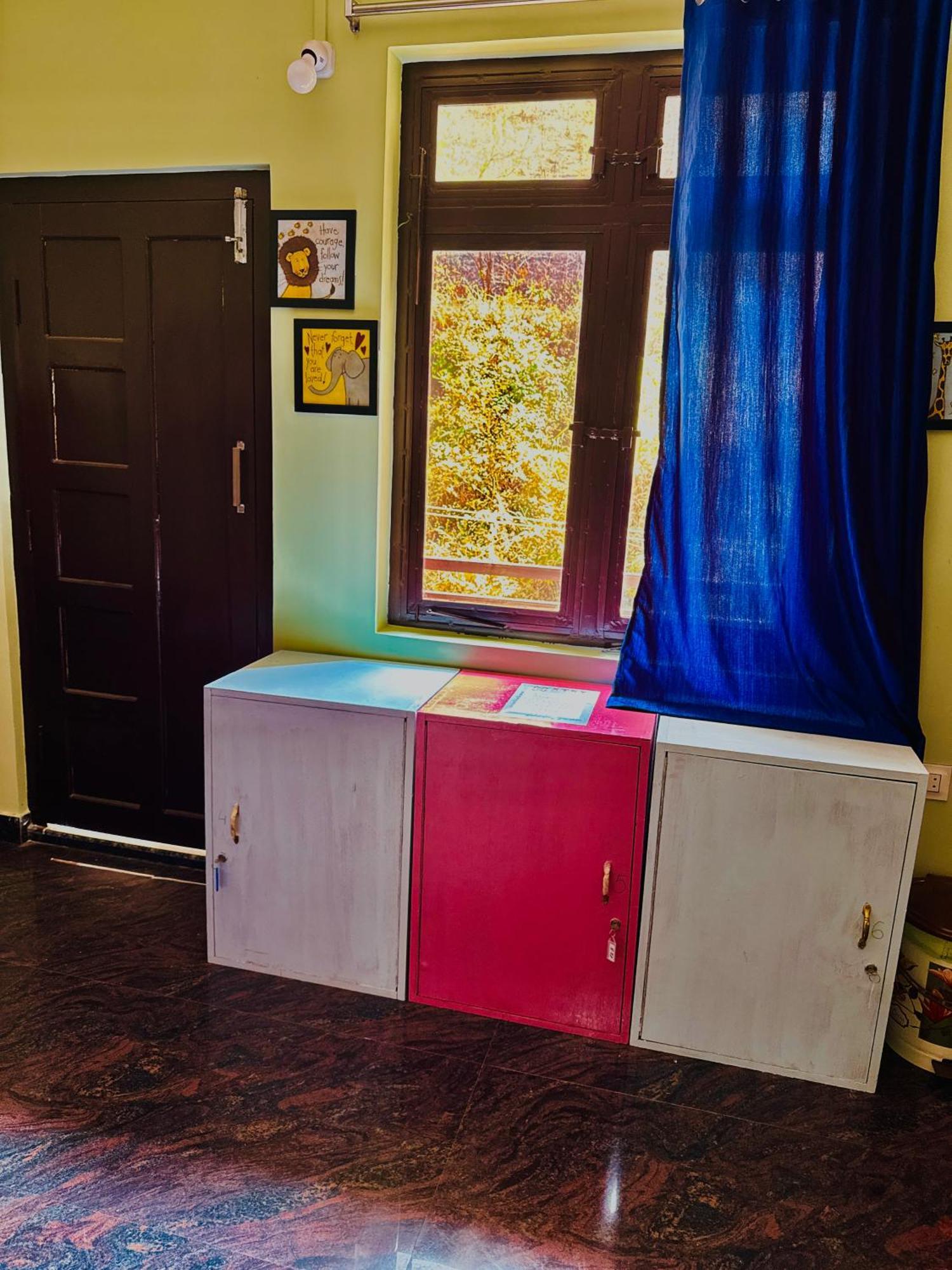 Xtsy Travellers Hostel シロン エクステリア 写真