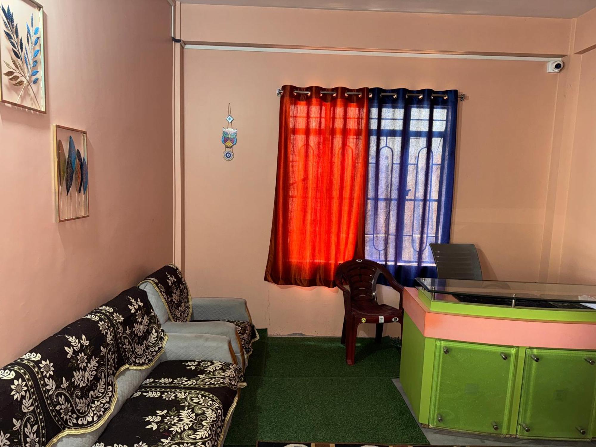 Xtsy Travellers Hostel シロン エクステリア 写真
