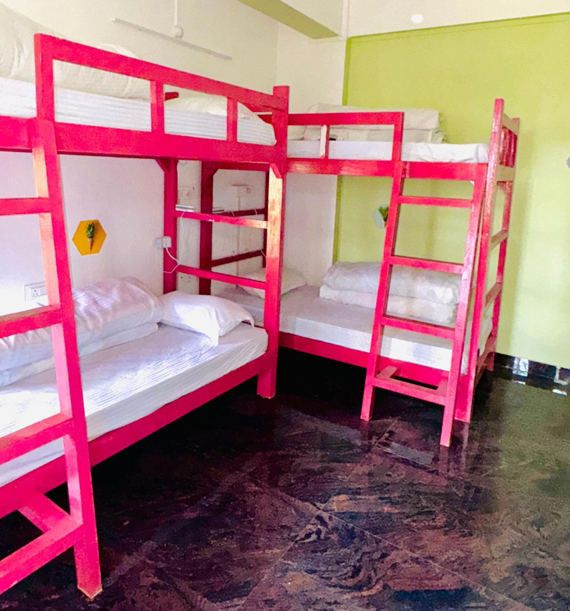 Xtsy Travellers Hostel シロン エクステリア 写真
