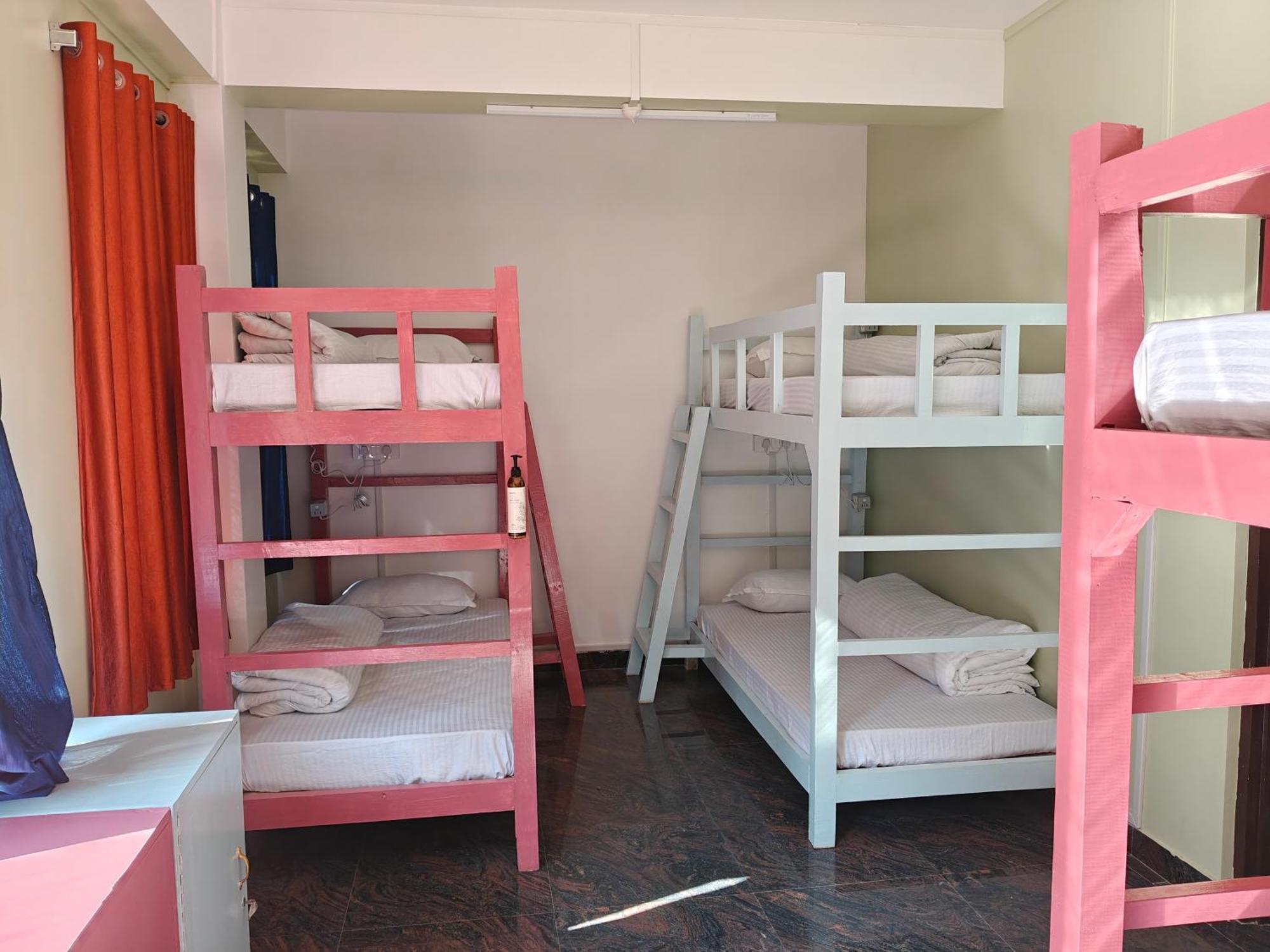 Xtsy Travellers Hostel シロン 部屋 写真